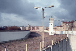 Grenzanlagen am Heidekampweg in Treptow (Ost-Berlin), im Hintergrund DDR-Wohnblock mit Balkons zum Todesstreifen, 12.11.1989 Bild 6713