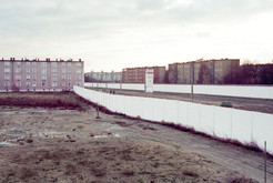Todesstreifen mit Postenturm und Grenzsoldaten an der Hänselstraße in Treptow (Ost-Berlin), dahinter Wohngebäude an der Gretelstraße in Neukölln (West-Berlin), 12.11.1989 Bild 6714