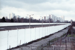 Sperranlagen westlich der Kiefholzstraße in Treptow (Ost-Berlin), am Horizont Wohnhochhäuser der Dammwegsiedlung in Neukölln (West-Berlin), 12.11.1989 Bild 6715