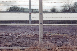 Todesstreifen mit Sperrzaun, Lampenmast und Panzergraben, dahinter Wohnhochhäuser der Dammwegsiedlung in Neukölln (West-Berlin), 12.11.1989 Bild 6717