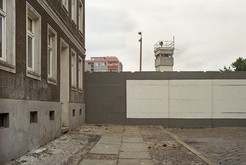 Durch die Hinterlandmauer abgeschnittene Egon-Schultz-Straße in Berlin Mitte (Ost-Berlin), im Hintergrund Wohnblock in Berlin Wedding (West-Berlin), 02.05.1990 Bild 6723