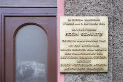 Tafel mit DDR-offiziellem Propagandatext im Gedenken an den 1964 erschossenen Grenzposten Egon Schultz, Egon-Schultz-Straße nahe der Berliner Mauer, 02.05.1990 Bild 6725