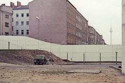 Geländewagen „Trabant“ der DDR-Grenztruppen im Todesstreifen mit Hinterlandmauer auf der Trasse der abgeschnittenen Egon-Schultz-Straße in Berlin Mitte (Ost-Berlin), 18.01.1990 Bild 6727