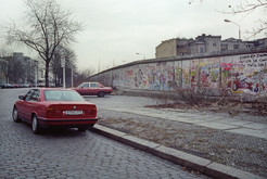 Bernauer Straße im Bezirk Wedding (West-Berlin) mit Einmündung der durch die Mauer abgeschnittenen Egon-Schultz-Straße, 18.01.1990 Bild 6729