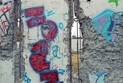 Detail der Berliner Mauer an der Bernauer Straße im Bezirk Wedding (West-Berlin), Blick in den Todesstreifen und zum Fernsehturm in Berlin Mitte (Ost-Berlin), 18.01.1990 Bild 6734