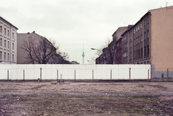 Todesstreifen mit Hinterlandmauer auf der Trasse der abgeschnittenen Brunnenstraße in Berlin Mitte (Ost-Berlin), 18.01.1990 Bild 6736