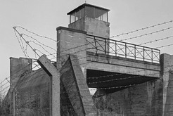 Todesstreifen an der Ruppiner Straße bei Hennigsdorf (Bezirk Potsdam / DDR), außer Betrieb genommene S-Bahnbrücke mit Postenturm, 15.03.1990 Bild 6742