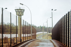 Todesstreifen mit Postenturm und Hinterlandmauer an der Oderstraße in Teltow (Bezirk Potsdam / DDR), im Vordergrund Brücke der Postenstraße über den Teltowkanal, 15.04.1990 Bild 6745