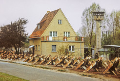 Einfamilienhaus im Grenzsperrgebiet am Teltowkanal zwischen Panzersperren und Postenturm, Körnerstraße in Teltow Seehof (Bezirk Potsdam / DDR), 15.04.1990 Bild 6746