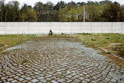Hinterlandmauer auf der Keplerstraße in Mahlow (Bezirk Potsdam / DDR), dahinter Bäume und Hausdächer am Löwenbrucher Weg in Lichtenrade (West-Berlin), 02.04.1990 Bild 6747