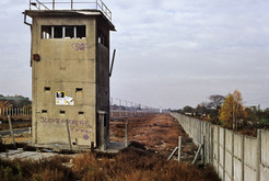 Todesstreifen mit dem Turm einer Befehlsstelle der DDR-Grenztruppen am Eisenhutweg in Johannisthal (Ost-Berlin), 03.09.1990 Bild 6751