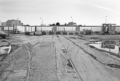 Abgeschnittenen Leipziger Straße in Mitte (Ost-Berlin). Im Hintergrund Weinhaus Huth und Ruine des Hotels Esplanade in Tiergarten (West-Berlin), 15.04.1988 Bild 6755