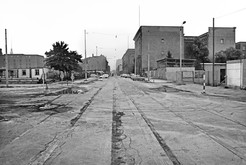 Blick von der Mauer aus in die Leipziger Straße in Mitte (Ost-Berlin), rechts ehemaliges Gebäude des Preußischen Landtags, davor Grenzanlagen, 15.04.1988 Bild 6756