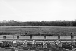 Blick von der Wohnsiedlung an der Otto-Grotewohl-Straße (Wilhelmstraße) in Ost-Berlin über den Todesstreifen auf dem Areal der früheren Ministergärten zum Tiergarten (West-Berlin), 12.05.1988 Bild 6757
