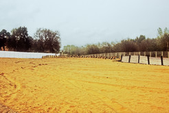 Sandfläche des Todesstreifens am Erlenweg in Kleinmachnow (Bezirk Potsdam / DDR) nördlich des Teltowkanals, im Hintergrund Panzersperren und Postenturm. 15.04.1990 Bild 6764