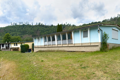 KRÖLBAU Mittelschiff mit zwei Seitenschiffen: Sanierte Krölpalit-Bungalows im Naturerholungsgebiet  »Portenschmiede« am Hohenwarte Stausee. Aufnahmedatum: 23.06.2025 © Thomas Kemnitz Bild 9724