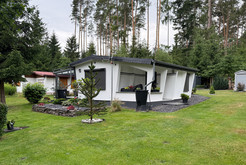 Sanierter Bungalow der als Versuchsbau »KRÖLBAU Mittelschiff mit einem Seitenschiff« der <i>Krölpalit-Baustoffwerk Kuno E. Fröhlich KG</i> unweit von Krölpa in den 1960er Jahren errichtet wurde.
Aufnahmedatum: 23.06.2025 © Thomas Kemnitz Bild 9725