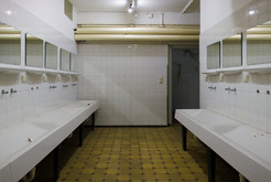 Bild 6907: Unterkunfts- und Hilfsbereich: Modernisierter Waschraum.  Komplexlager 12 / Malachit Halberstadt