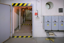 Bild 6912: Unterkunfts- und Hilfsbereich: Raum der Netzersatzanlage (NEA) in Richtung Technikstollen.  Komplexlager 12 / Malachit Halberstadt