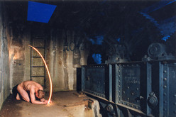 Inszenierung vor der Sperrmechanik im östlichen Widerlager der Trogbrücke für die Studienaufgabe »Lichtspur« an der bildo Akademie für Kunst und Medien, Juni 1991.  © tk Bild 9751