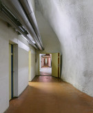 Als »Diagonalstraße« bezeichneter Verbindungsstollen im Unterkunfts- und Hilfsbereich des ehemaligen NVA-Komplexlagers 12, 20.06.2009. © tk. Bild 9757