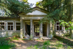 Portal des Ende der 1950er Jahre errichteten Hauptgebäudes der damaligen »Tuberkuloseheilstätte Wertlau«, 22.04.2011. © tk. Bild 9763