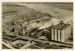 Südwestansicht des Werkes auf einer Ansichtskarte, gelaufen im April 1934. Text auf der Rückseite: »DEUTSCHE MAIZENA WERKE A.-G., BARBY/Elbe. Größte Maisstärkefabrik in Europa. Tägliche Leistungsfähigkelt: 10000 Zentner = 500 tons Mais«. Ohne Verlag oder Autor. Sammlung Kemnitz. Bild 9766