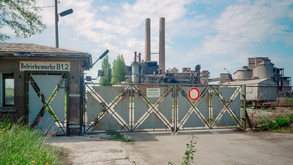 Blick von Südosten durch eines der Betriebstore in Richtung Werk, 15.05.1995. © tk. Bild 9770