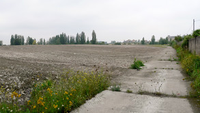 Nach dem Rückbau des Zementwerkes. Rechts am Horizont Reste des 1913/14 errichteten Zementwerkes »Jesarbruch«, das im Jahr 2006 abgerissen wurde, 16.08.2005. © tk. Bild 9771