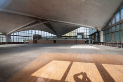 Blick in den Innenraum der als »Hyparschale« bezeichneten Mehrzweckhalle von Ulrich Müther, 17.10.2008. © tk. Bild 9775