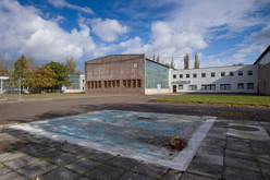 Südwestansicht der Ausstellungshalle 2. Im Vordergrund die Reste eines rückgebauten Springbrunnens, 17.10.2008. © tk. Bild 9777