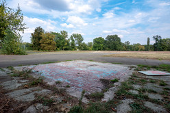 Der Boden des Springbrunnens in Richtung abgerissene Ausstellungshallen, 03.09.2018. © tk. Bild 9778